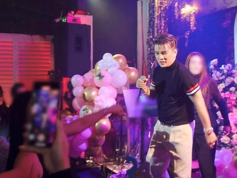 Hình ảnh Đàm Vĩnh Hưng biểu diễn trong tiệc sinh nhật gây chú ý. Ảnh: FB Trizzie Phương Trinh.