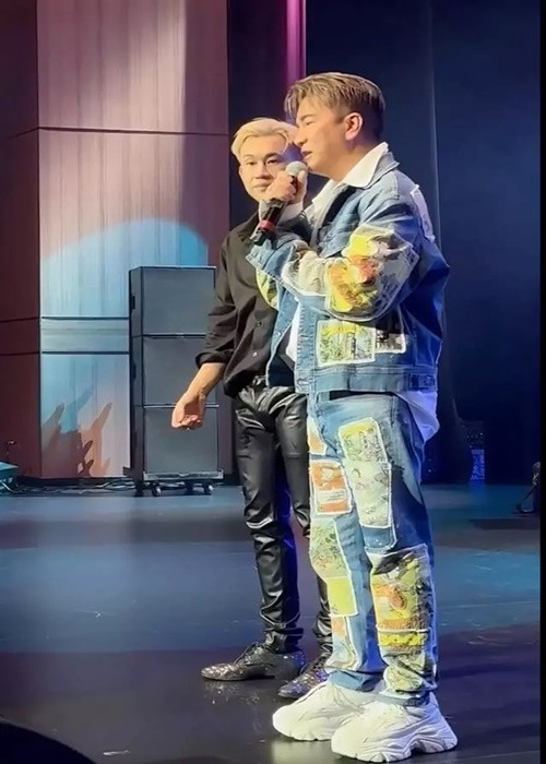 Nam ca sĩ có mặt trên sân khấu một đêm nhạc để xin lỗi khán giả vì không thể biểu diễn. Ảnh: Tiền Phong.