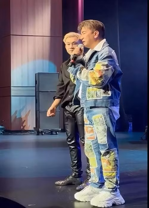 Nam ca sĩ có mặt trên sân khấu một đêm nhạc để xin lỗi khán giả vì không thể biểu diễn. Ảnh: Tiền Phong.