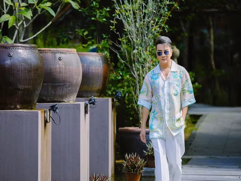 “Tôi xin chân thành cáo lỗi cùng quý khán giả và các fans về việc mình không xuất hiện biểu diễn trong những đêm diễn sắp tới. Tôi cũng sẽ nhanh chóng quay trở về Việt Nam, phối hợp cùng các ban ngành để tiếp tục giải quyết các vấn đề liên quan đến sự cố vừa qua”, Mr Đàm chia sẻ. Ảnh: FB Đàm Vĩnh Hưng.