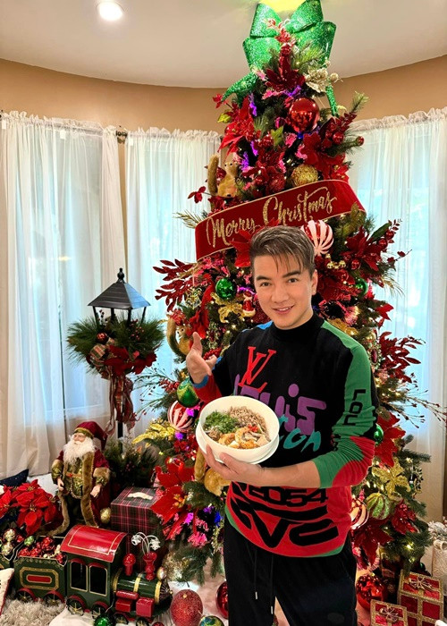 Khoe liên tục nhận show, Đàm Vĩnh Hưng bày tỏ: “Ai không thích thì cứ lướt qua nhé! Không sao cả. Không thích thì không quan tâm và không xem làm gì, chứ để lại tin nhắn tiêu cực là admin sẽ block bạn đấy ạ! Hẹn ngày tái ngộ những khán giả và fans của Hưng ở Mỹ nhé!”. Ảnh: FB Đàm Vĩnh Hưng.