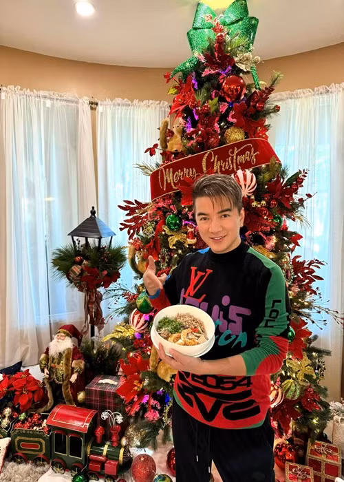 Khoe liên tục nhận show, Đàm Vĩnh Hưng bày tỏ: “Ai không thích thì cứ lướt qua nhé! Không sao cả. Không thích thì không quan tâm và không xem làm gì, chứ để lại tin nhắn tiêu cực là admin sẽ block bạn đấy ạ! Hẹn ngày tái ngộ những khán giả và fans của Hưng ở Mỹ nhé!”. Ảnh: FB Đàm Vĩnh Hưng.