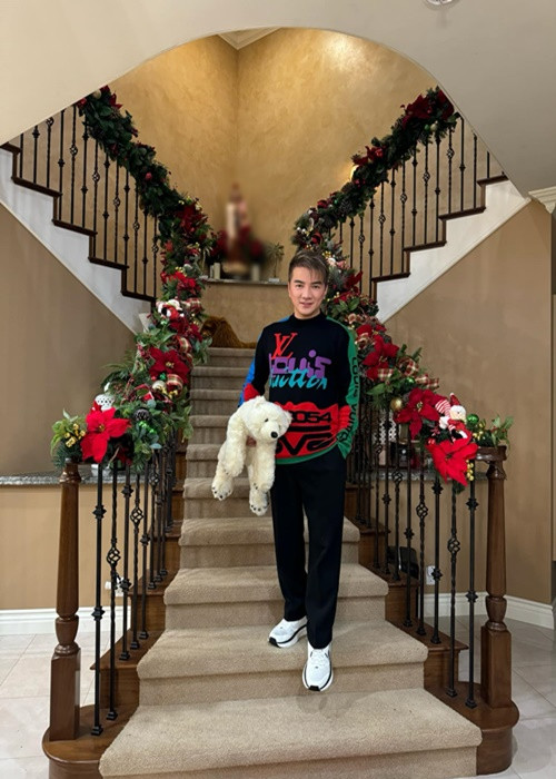 Tháng 7/2024, Đàm Vĩnh Hưng bị xử phạt hành chính 27,5 triệu, đồng thời bị cấm diễn và ra sản phẩm nghệ thuật trong 9 tháng sau khi đeo huy hiệu “lạ” trong đêm nhạc. Mới đây, đại diện Sở Văn hóa - Thể thao TPHCM chia sẻ trên Vietnamnet, chưa có chế tài đối với trường hợp Đàm Vĩnh Hưng được tổ chức, cá nhân nước ngoài mời anh hát ở nước ngoài. Ảnh: FB Đàm Vĩnh Hưng.