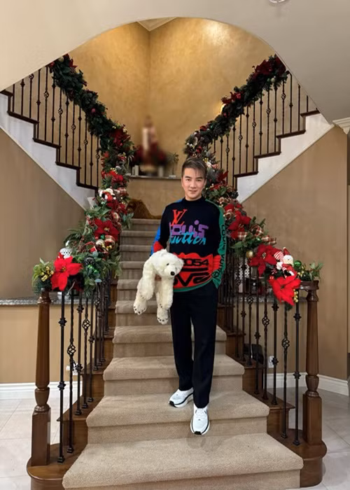 Dam Vinh Hung lien tiep nhan show o My giua on ao cam dien