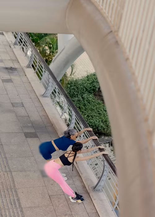 Một số cư dân mạng cho rằng Ngọc Trinh không nên diện đồ bó sát, tập động tác giúp nâng cơ mông trên đường. Ảnh: FB Ngọc Trinh.