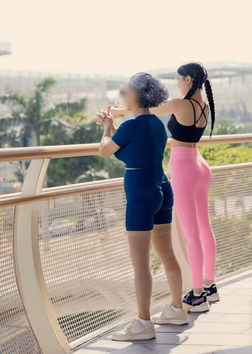 Chân dài gốc Trà Vinh không ngại tập luyện khi ra đường. Ảnh: FB Ngọc Trinh.