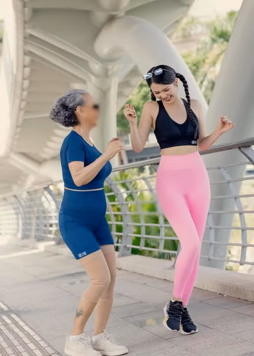  Người mẫu Ngọc Trinh xuống phố trong trang phục đồ tập bó sát. Ảnh: FB Ngọc Trinh.