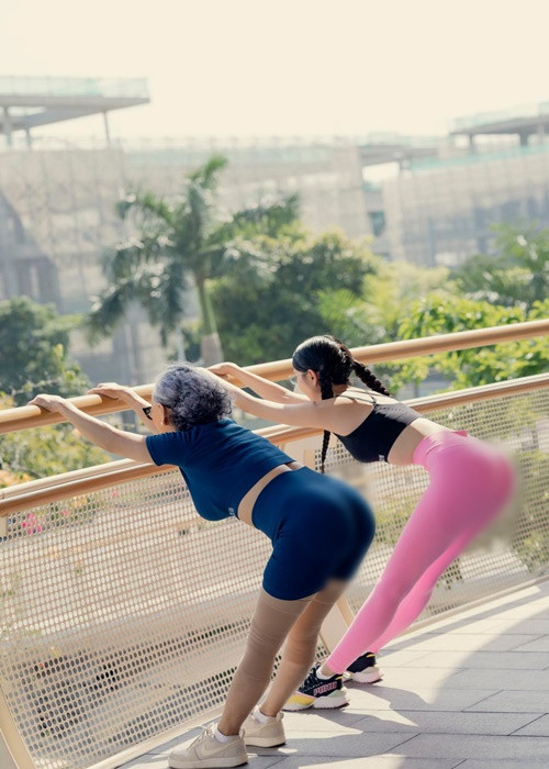 Loạt ảnh Ngọc Trinh tập luyện "độ vòng ba" khiến nhiều người bàn tán. Ảnh: FB Ngọc Trinh.