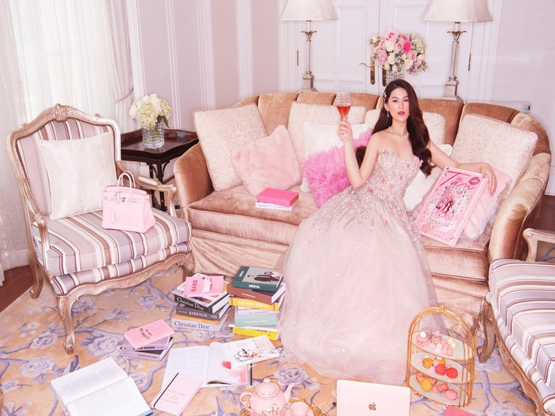 Nữ diễn viên luôn ăn mặc sành điệu.