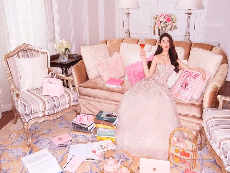 Nữ diễn viên luôn ăn mặc sành điệu.