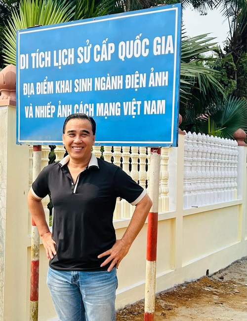 Tháng 9/2024, MC Quyền Linh vướng tin đồn vay ngân hàng 1 tỷ và nợ nần chồng chất. Nam nghệ sĩ nhanh chóng khẳng định đây là tin giả.