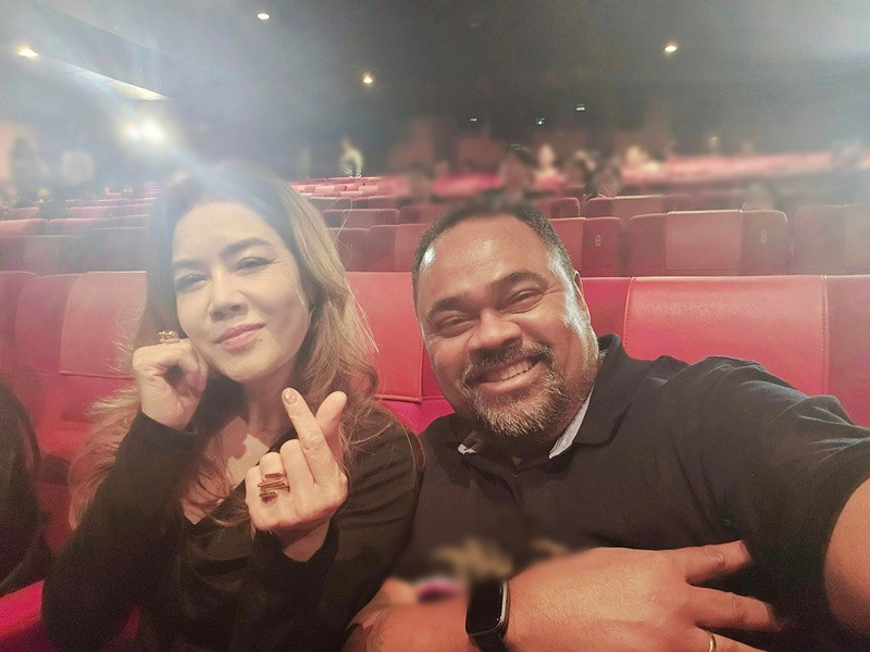 Mỗi khi Thu Phương về nước để lo công việc. Ở Mỹ, Dũng Taylor một tay chăm sóc con chung, con riêng. Ảnh: FB Dũng Taylor.