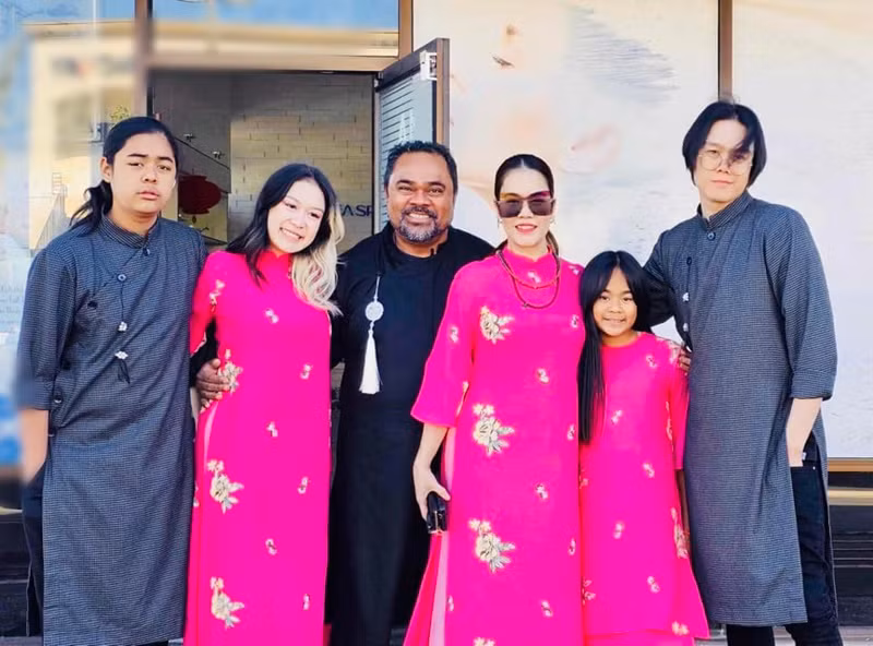 Dũng Taylor tiết lộ, anh chia sẻ công việc nhà với Thu Phương. “Thường các con đi học sẽ gửi cho tôi thực đơn nó muốn ăn cái gì. Đôi khi nó thích ăn đồ Mỹ hoặc đồ Việt Nam, nếu đồ miền Nam thì tôi nấu được, còn những món miền Bắc là phải chờ mẹ về”, Người Đưa Tin dẫn lời chồng Thu Phương. Ảnh: FB Thu Phương.