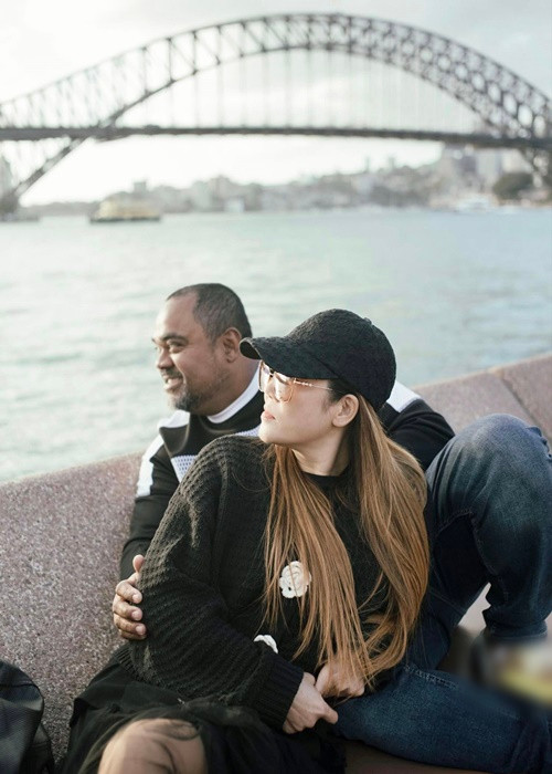 Dũng Taylor còn lo hợp đồng ca hát cho Thu Phương. Trước khi gắn bó, mối quan hệ giữa hai người vốn là bầu show - ca sĩ. Ảnh: FB Dũng Taylor.