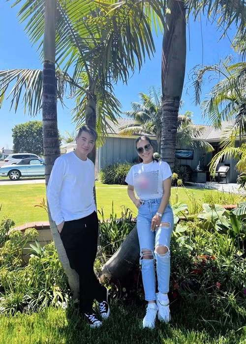 "Ông hoàng nhạc Việt" thường mời bạn bè đến chơi nhà ở xứ cờ hoa. Ảnh: FB Hồng Ngọc.