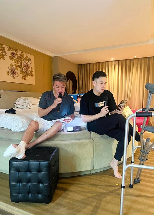 Đầu năm 2024, Đàm Vĩnh Hưng gặp tai nạn sân khấu ở Mỹ. Ảnh: FB Đàm Vĩnh Hưng.