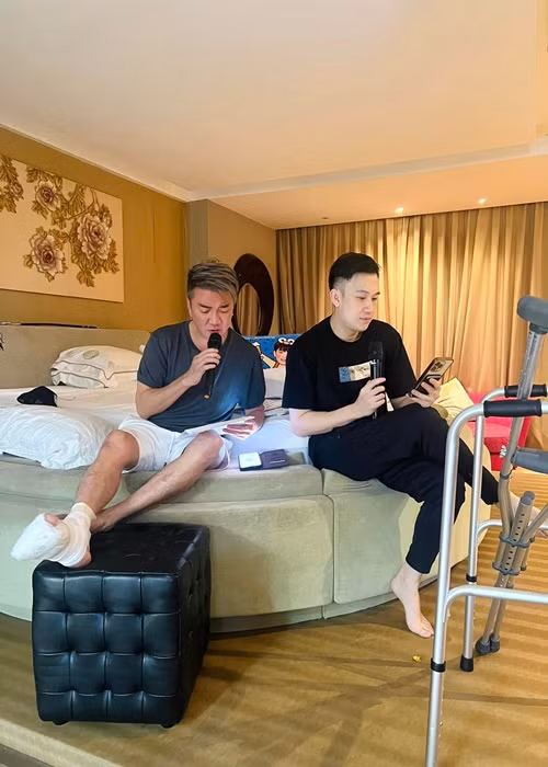 Đầu năm 2024, Đàm Vĩnh Hưng gặp tai nạn sân khấu ở Mỹ. Ảnh: FB Đàm Vĩnh Hưng.