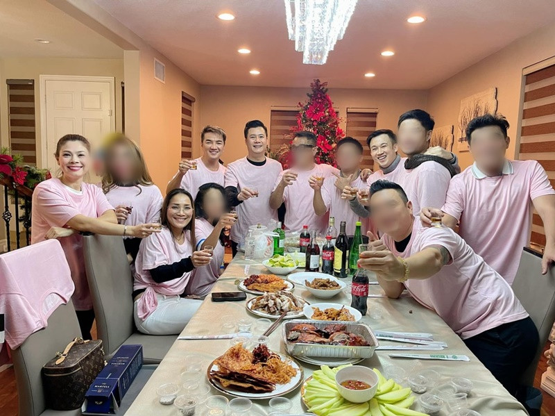 Mr Đàm mở tiệc mời bạn bè thân thiết ăn mừng Giáng sinh. Ảnh: FB Đàm Vĩnh Hưng.