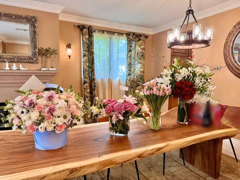 Nhiều bạn bè gửi hoa đến biệt thự của Đàm Vĩnh Hưng để động viên nam ca sĩ sớm bình phục. Ảnh: FB Đàm Vĩnh Hưng.