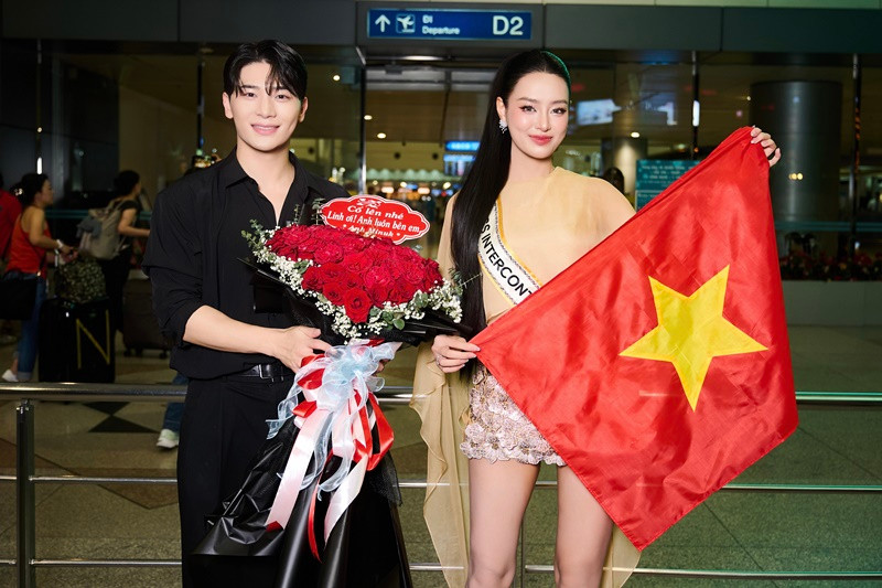 Tối ngày 17/11, Á hậu Bùi Khánh Linh lên đường đến Ai Cập dự thi Miss Intercontinental 2024. Ở sân bay, Cheon Minuk tặng hoa động viên Khánh Linh. Cheon Minuk và Khánh Linh trở nên thân thiết khi tham gia chương trình Đảo thiên đường.