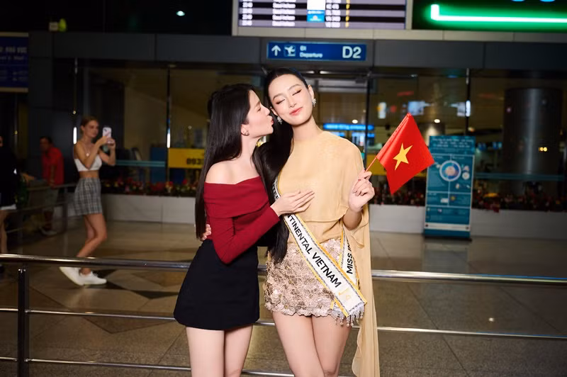 Khánh Linh diện váy ngắn, khoe khéo đôi chân dài.