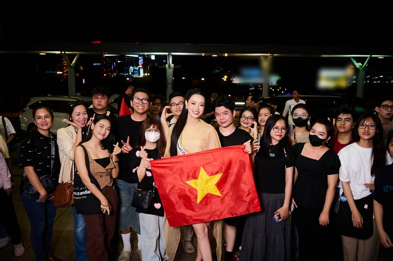 Nàng hậu thân thiện giao lưu, chụp ảnh kỷ niệm và thực hiện thử thách catwalk ngay tại sân bay, nhằm đáp lại tình cảm của mọi người.