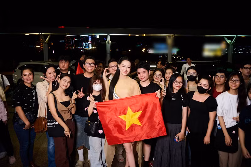 Nàng hậu thân thiện giao lưu, chụp ảnh kỷ niệm và thực hiện thử thách catwalk ngay tại sân bay, nhằm đáp lại tình cảm của mọi người.