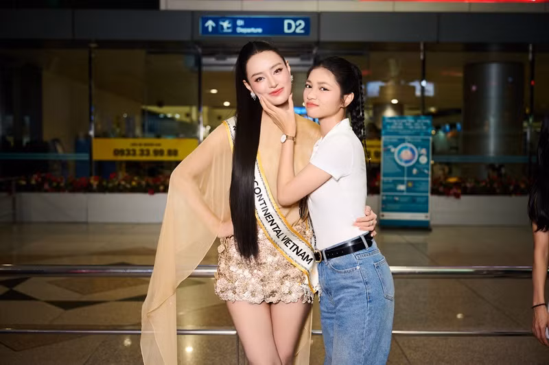 Á hậu Huỳnh Minh Kiên cũng đến tiễn Khánh Linh.