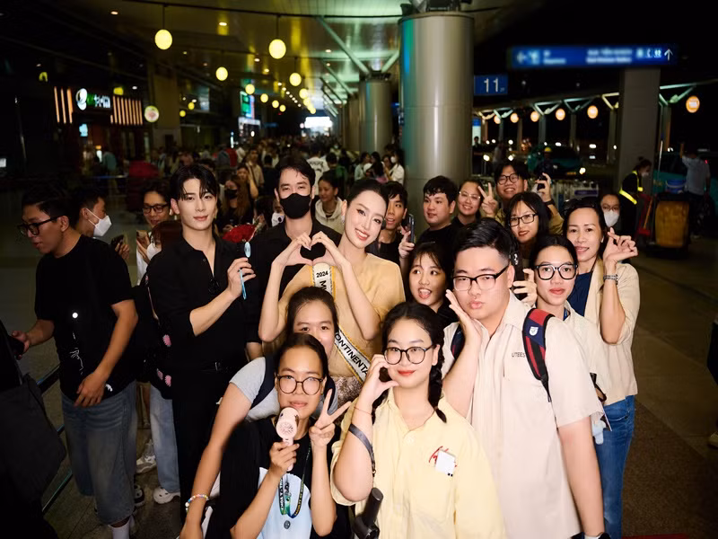 Rất nhiều người hâm mộ đã có mặt từ sớm tại sân bay để cỗ vũ Khánh Linh.