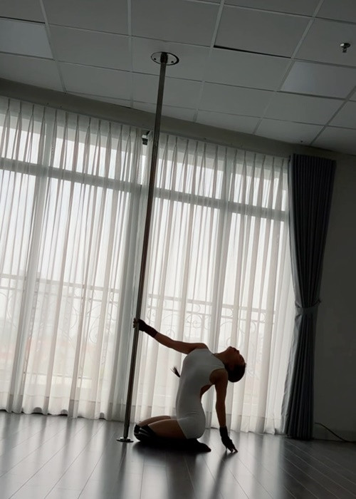 Gần đây, nữ ca sĩ mê tập múa cột.
