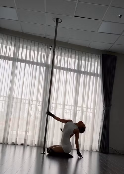 Gần đây, nữ ca sĩ mê tập múa cột.