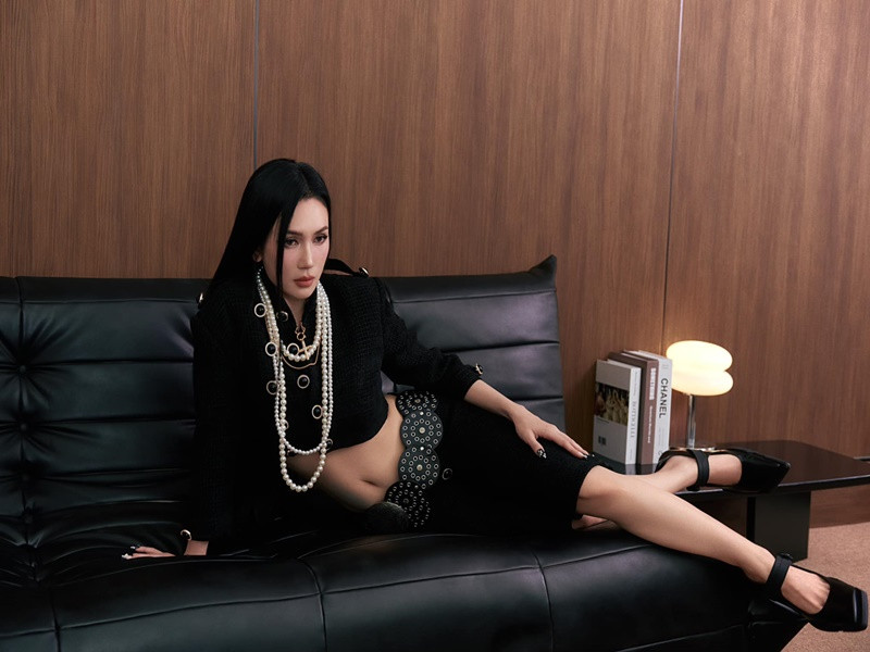 Vòng eo của Sĩ Thanh được nhiều người khen ngợi đẹp miễn chê.