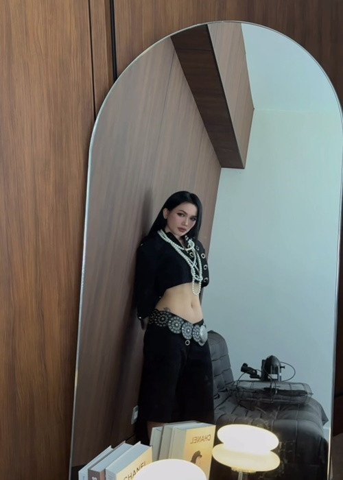 Nữ ca sĩ thường xuyên khoe eo con kiến với trang phục hở eo.