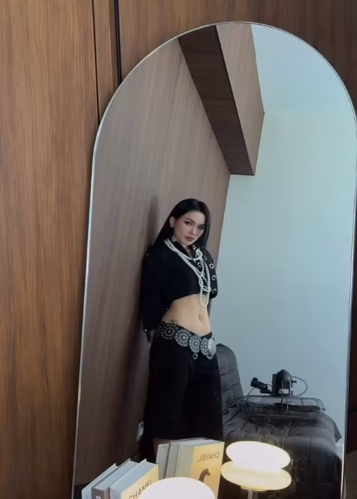 Nữ ca sĩ thường xuyên khoe eo con kiến với trang phục hở eo.