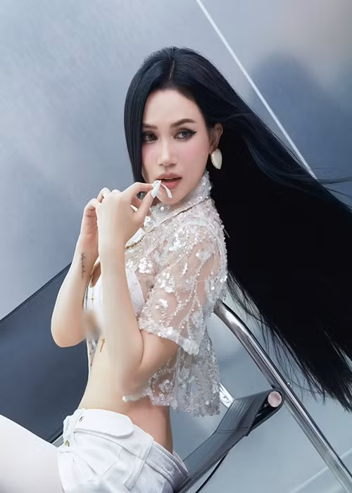 Nữ ca sĩ diện áo bra hở chân ngực. Hình ảnh gợi cảm của cô khiến người đối diện khó rời mắt.