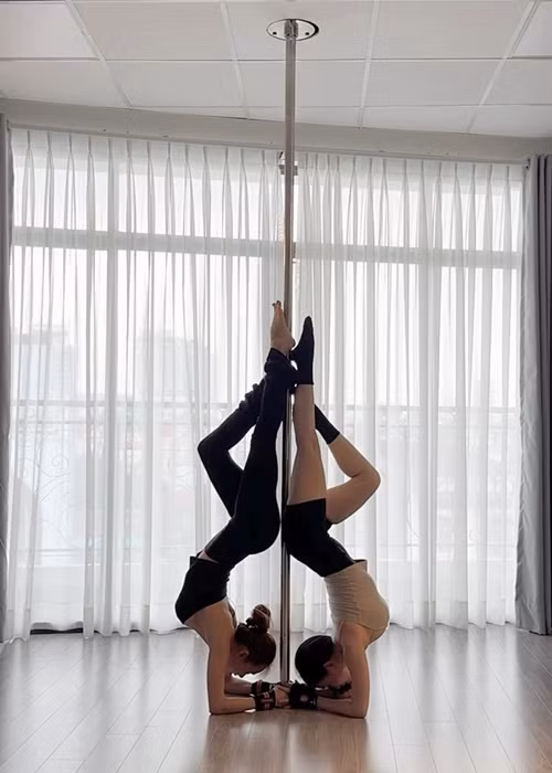 Sĩ Thanh và Nhã Phương cùng tập yoga, múa cột, nhảy hiện đại.