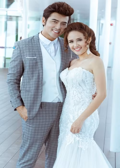 Nữ diễn viên phim Gạo nếp gạo tẻ chia sẻ trên Znews, sau một tháng hẹn hò với Anh Tâm, cô nhận lời yêu. Theo Phương Hằng, dù có nhiều người theo đuổi, cô yêu Anh Tâm vì tấm lòng nhân hậu, sống nghiêm túc. Ảnh: Znews.