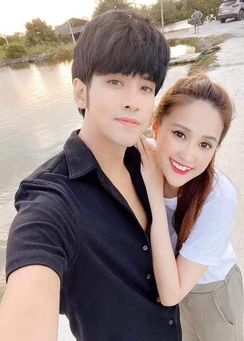 Cặp đôi đều mong mỏi có con sau 7 năm kết hôn . Ảnh: FB Phương Hằng.