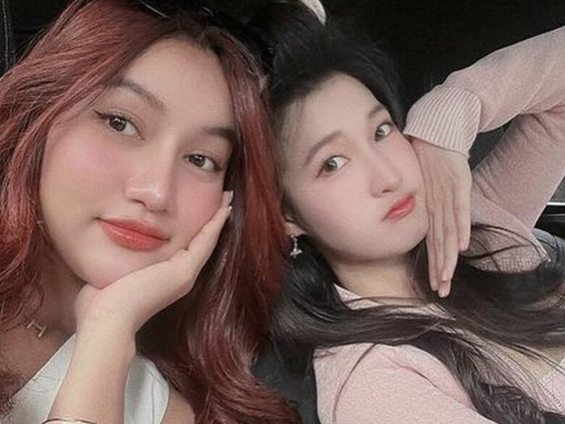 Cũng trong tháng 9/2024, Phương Nhi lộ diện bên Alyna Somnang - đại diện Campuchia ở Miss International 2023. Ảnh: Đời Sống Gia Đình.