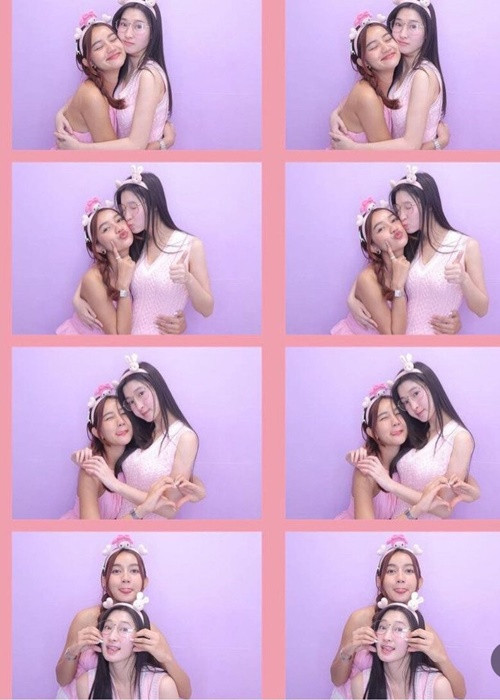 Hai mỹ nhân tạo dáng nhí nhảnh bên nhau khi hội ngộ. Ảnh: Đời Sống Gia Đình.