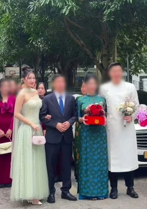 Phương Nhi xuất hiện trong đám cưới của anh trai. Cô diện váy cúp ngực khoe vẻ gợi cảm. Ảnh: Znews.