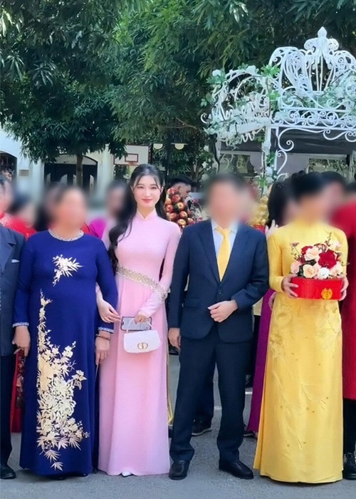 Ít ngày trước, Phương Nhi diện áo dài hồng trong lễ ăn hỏi của anh trai. Ảnh: Đời Sống Gia Đình.