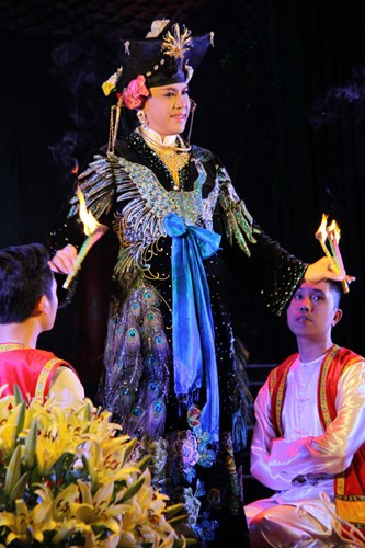 Đến nay, hai mẫu trang phục này mới chỉ được mặc biểu diễn một lần duy nhất tại Liên hoan hát Chầu văn Hải Phòng mở rộng năm 2015.