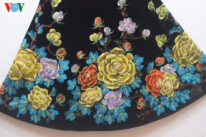 Ngoài ra, phần chân váy cũng được thực hiện khá cầu kỳ với hình ảnh hoa mẫu đơn. Để hoàn thiện mẫu trang phục này, NTK Lý Minh Tuấn đã phải mất một tháng với tổng giá trị lên tới 150 triệu đồng.