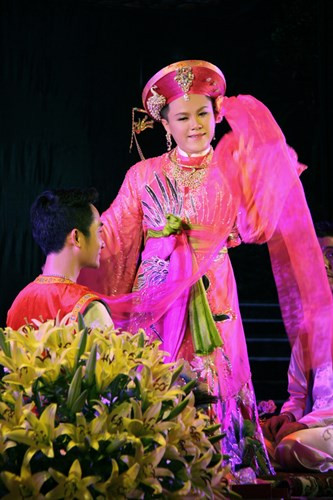 Hát văn, còn gọi là Chầu văn hay hát bóng, là một loại hình nghệ thuật ca hát cổ truyền của Việt Nam. Đây là hình thức lễ nhạc gắn liền với nghi thức hầu đồng của tín ngưỡng Tứ phủ (Đạo Mẫu) và tín ngưỡng thờ Đức Thánh Trần (Đức Thánh Vương Trần Hưng Đạo), một tín ngưỡng dân gian Việt Nam. Nghệ thuật Chầu văn đang được quan tâm bảo tồn và lập hồ sơ trình UNESCO công nhận là di sản văn hóa phi vật thể. Hiện tại, Nghi lễ Chầu văn của người Việt ở Hà Nam, Nam Định đã được đưa vào danh sách 33 di sản văn hóa phi vật thể Việt Nam (đợt 1).