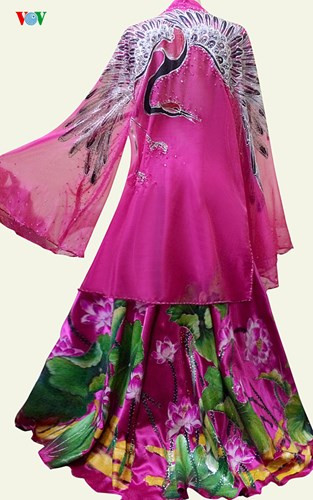 Đây là mẫu thiết kế được cải biên từ áo yếm Bắc bộ với màu hồng cánh sen là chủ đạo.