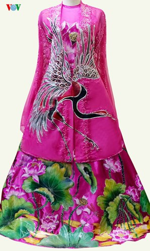 Cùng với mẫu thiết kế trên, NTK Lý Minh Tuấn còn cho ra mắt một mẫu thiết kế khác mang chủ đề "Hạc trên sen".