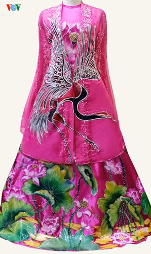 Cùng với mẫu thiết kế trên, NTK Lý Minh Tuấn còn cho ra mắt một mẫu thiết kế khác mang chủ đề "Hạc trên sen".