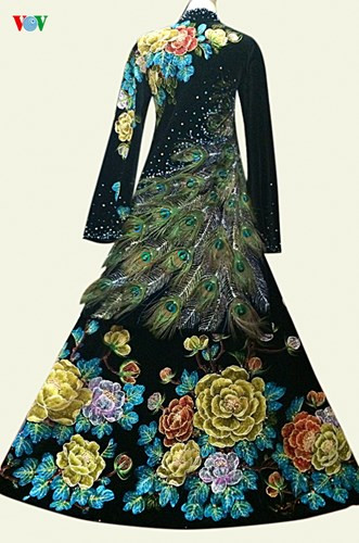 Nếu phần thân trước hình ảnh chú công là điểm nhấn, phía sau là chiếc đuôi công sống động như thật cùng chân váy rộng 3,5m.