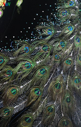 Chiếc đuôi cũng là điểm độc đáo nhất của mẫu trang phục này.